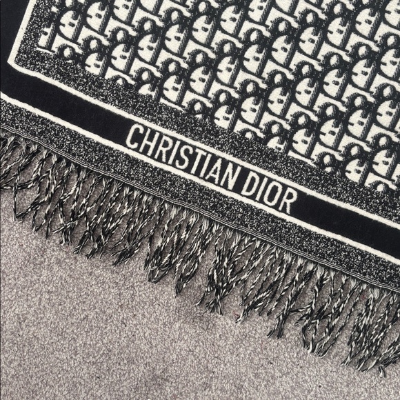 Dior scarf 🧣 - Picture 2 of 5